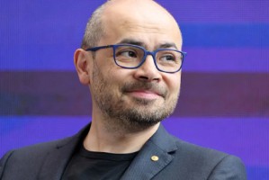 谷歌深度思维首席执行官称：中国人工智能模型与美国的差距仅为“数月”