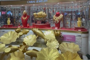 北京金店直击！有年轻人豪买450克，回购窗口前排起百米长队