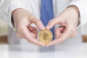 黄金与股票搭配有什么优势？