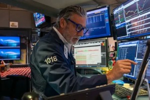 午盘：标普500从纪录高位回落，资金持续撤离科技股